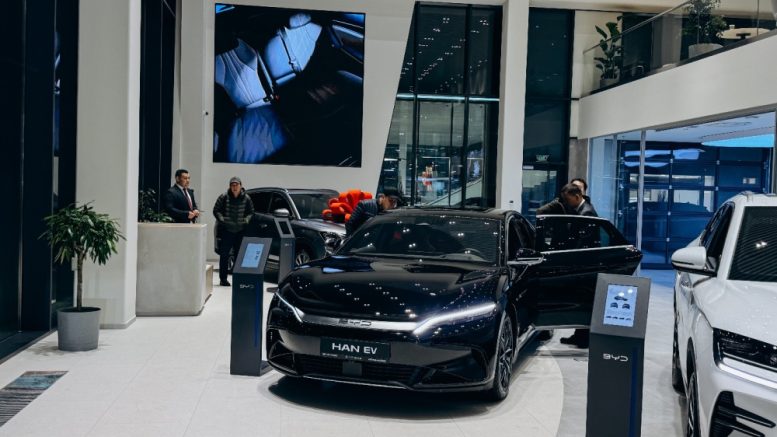 Первый автосалон BYD был открыт в Казахстане. В нем были представлены три машины Седан Byd Han EV в автосалоне автомобилей в Казахстане на боковой стороне передней черной электромобиля