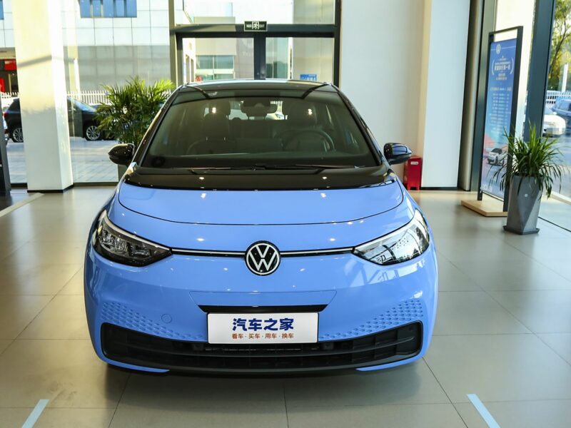 New Volkswagen Id.3 с батареей LFP и большим экраном, который был представлен в Китае за 16 500 долларов США.