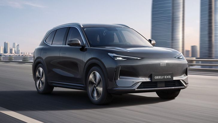 Кроссовер Geely с огромным экраном в салоне начал продавать по цене  Кроссовер Geely с огромным экраном в салоне начал продавать по цене