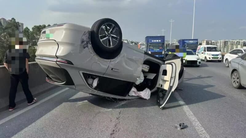 Xiaomi Su7 Ultra попала в первую аварию на улице в Китае