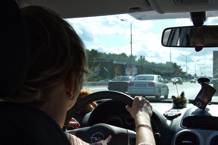 Российские женщины начали чаще пользоваться автомобилями Российские женщины начали чаще пользоваться автомобилями