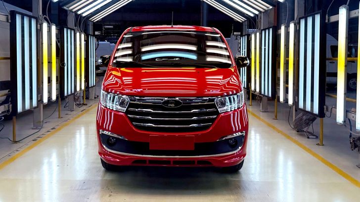 В России начнут продавать новый отечественный автомобиль для семьи и бизнеса В России начнут продавать новый отечественный автомобиль для семьи и бизнеса