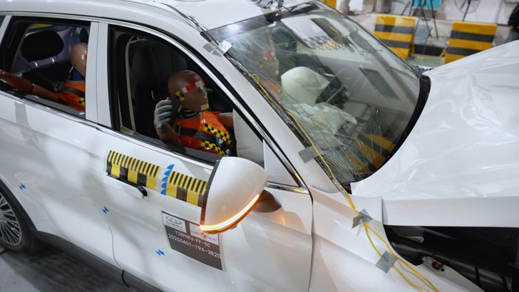 Безопасность лучшего кроссовера Чери была проверена в фронтальной аварии. Что случилось