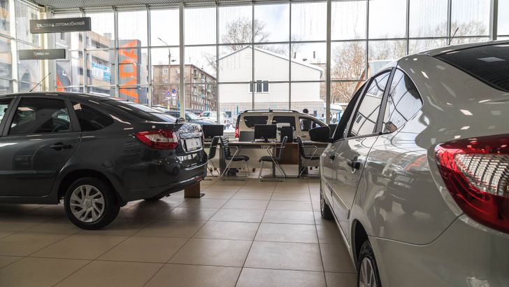 Русские снова пошли в автомобильные магазины: продажи выросли Русские снова пошли в автомобильные магазины: продажи выросли