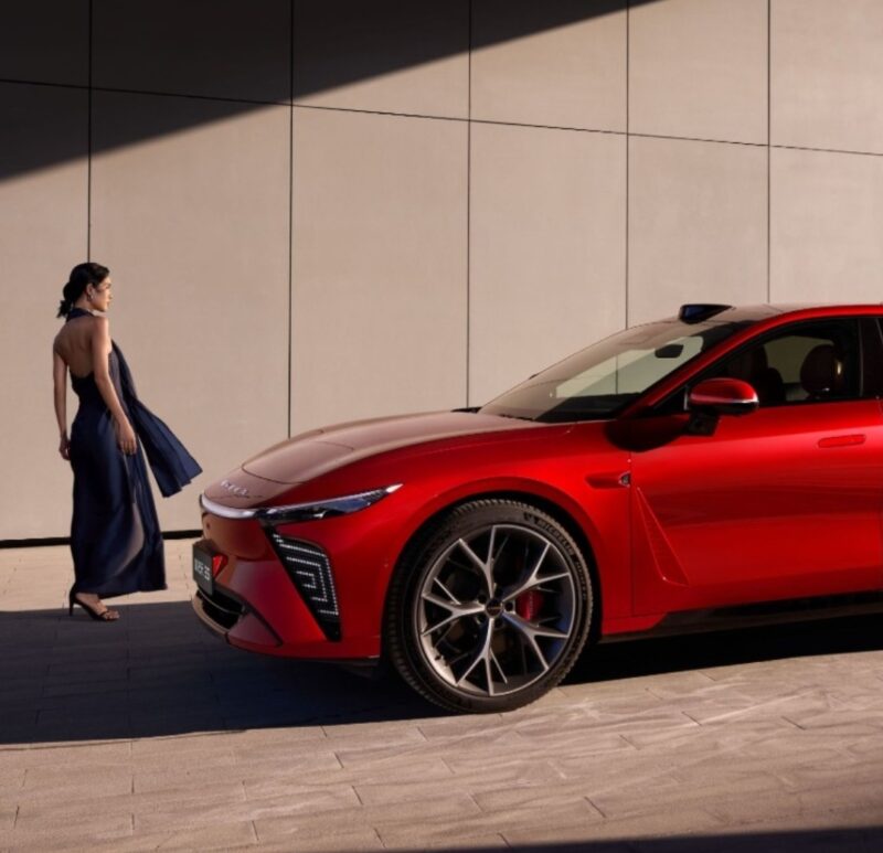 В Китае представлен электромобиль Chery Exeed Exlantix ES 2025 года с запасом хода 705 км и ценой 26 300 долларов США
