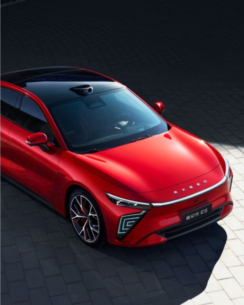 В Китае представлен электромобиль Chery Exeed Exlantix ES 2025 года с запасом хода 705 км и ценой 26 300 долларов США
