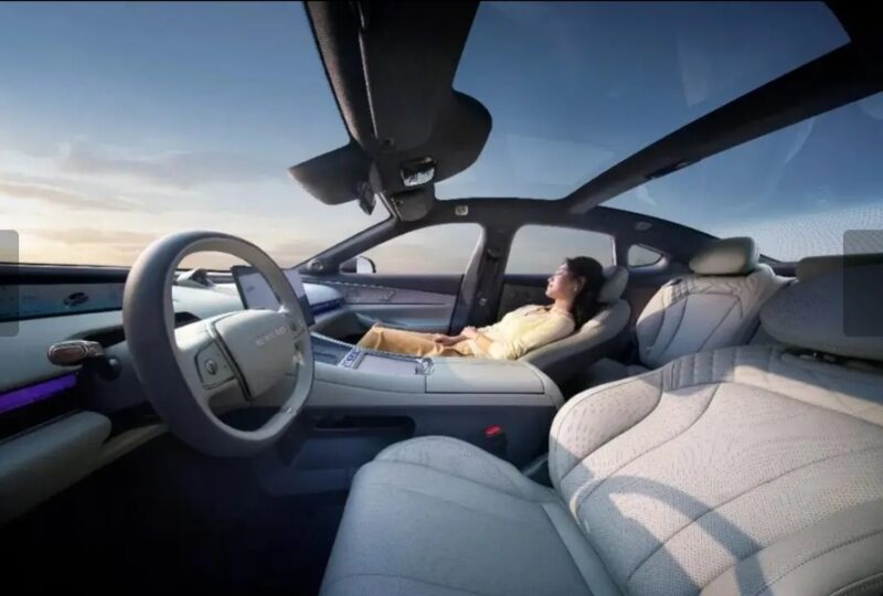 В Китае представлен электромобиль Chery Exeed Exlantix ES 2025 года с запасом хода 705 км и ценой 26 300 долларов США