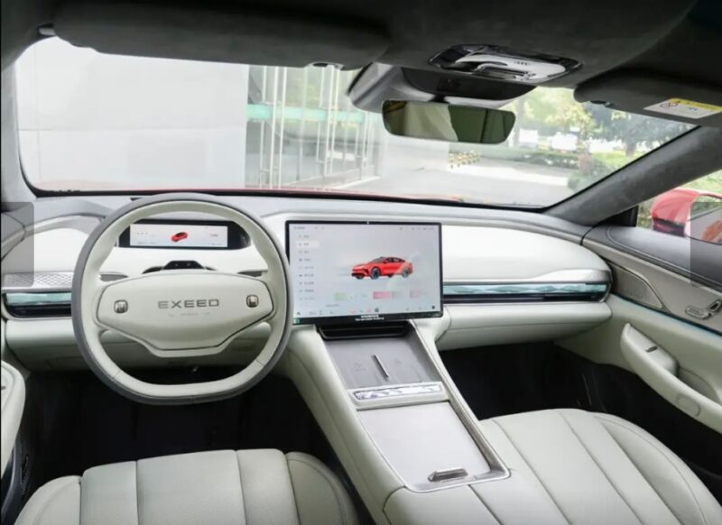В Китае представлен электромобиль Chery Exeed Exlantix ES 2025 года с запасом хода 705 км и ценой 26 300 долларов США