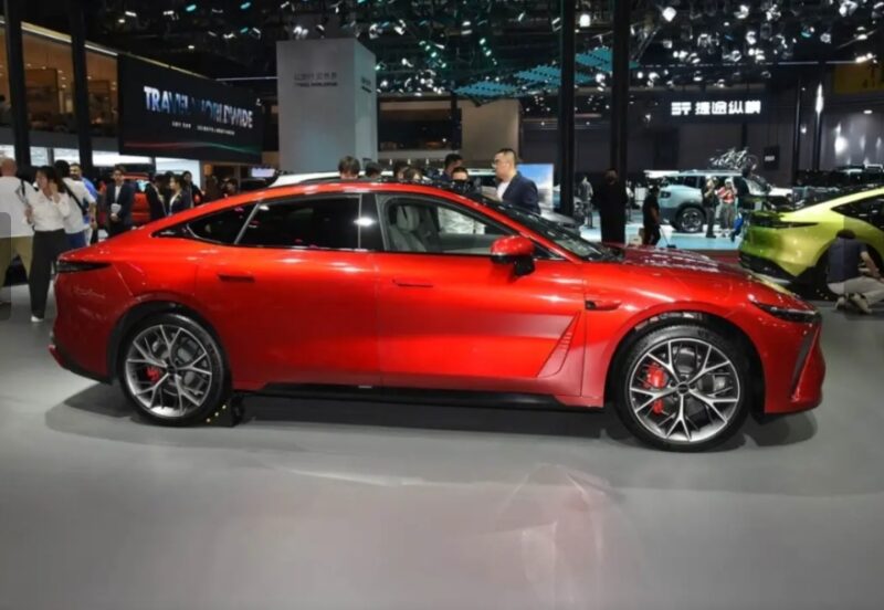 В Китае представлен электромобиль Chery Exeed Exlantix ES 2025 года с запасом хода 705 км и ценой 26 300 долларов США