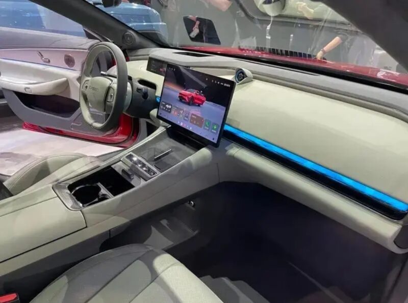 В Китае представлен электромобиль Chery Exeed Exlantix ES 2025 года с запасом хода 705 км и ценой 26 300 долларов США