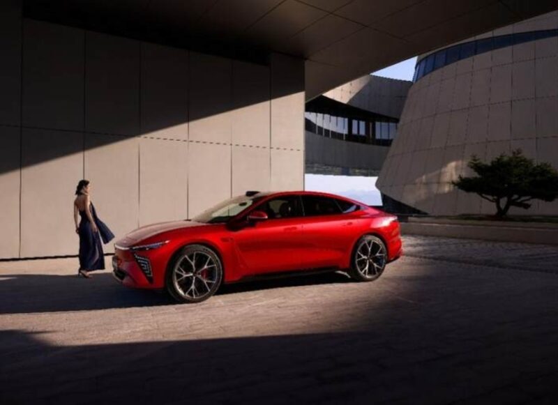 В Китае представлен электромобиль Chery Exeed Exlantix ES 2025 года с запасом хода 705 км и ценой 26 300 долларов США