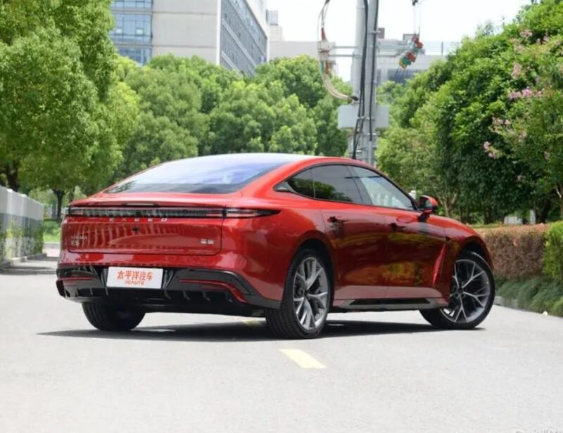 В Китае представлен электромобиль Chery Exeed Exlantix ES 2025 года с запасом хода 705 км и ценой 26 300 долларов США
