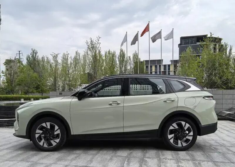 В Китае представлен гибридный автомобиль FAW Bestune Yueyi 07 PHEV с реальным запасом хода 1754,5 км, стоимостью 13 900 долларов США.