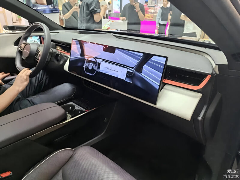 В Китае стартовали продажи электрического кроссовера Mazda EZ-60