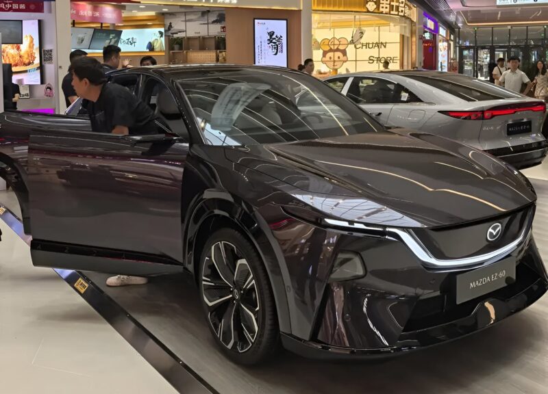 В Китае стартовали продажи электрического кроссовера Mazda EZ-60