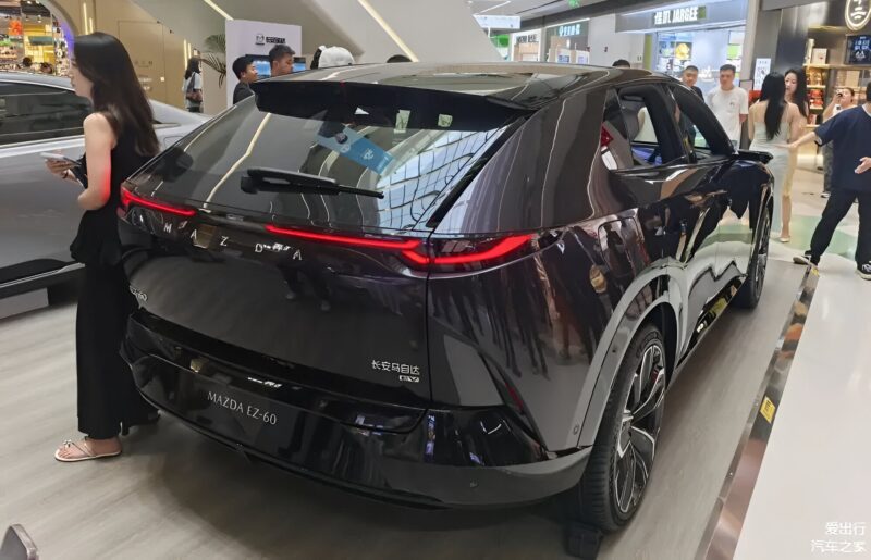 В Китае стартовали продажи электрического кроссовера Mazda EZ-60