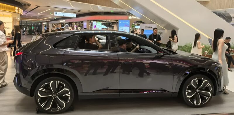 В Китае стартовали продажи электрического кроссовера Mazda EZ-60