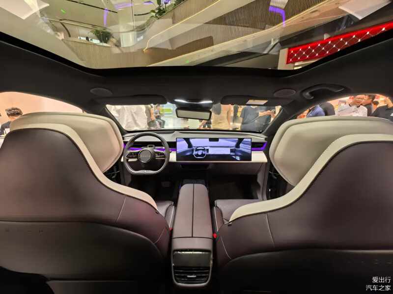 В Китае стартовали продажи электрического кроссовера Mazda EZ-60