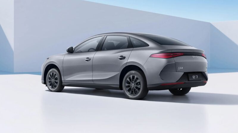 В Китае представлен электромобиль BYD e7 с запасом хода 450 км по цене 14 400 долларов США