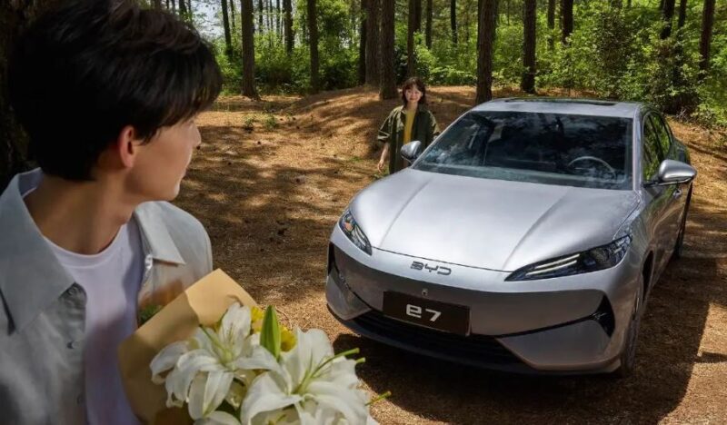 В Китае представлен электромобиль BYD e7 с запасом хода 450 км по цене 14 400 долларов США