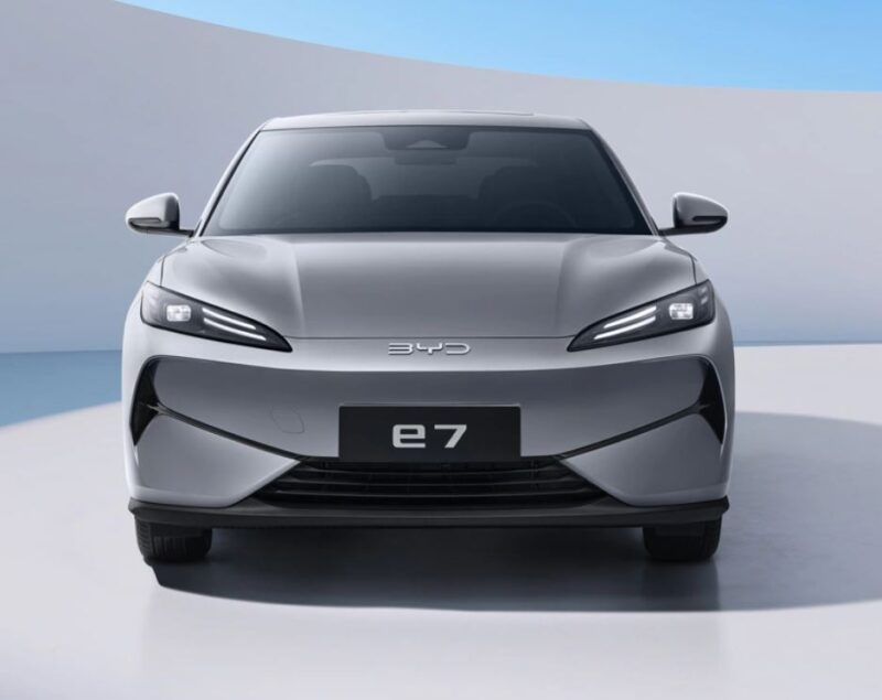 В Китае представлен электромобиль BYD e7 с запасом хода 450 км по цене 14 400 долларов США