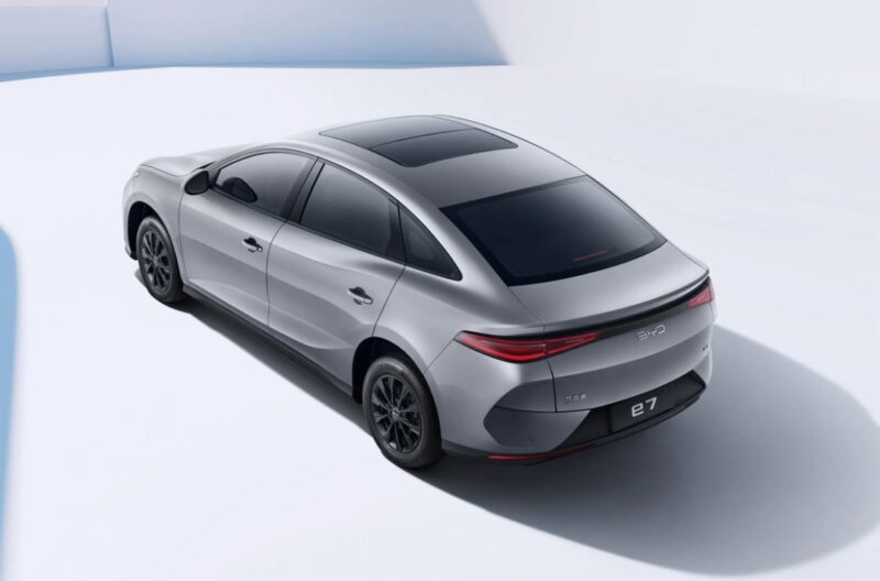 В Китае представлен электромобиль BYD e7 с запасом хода 450 км по цене 14 400 долларов США