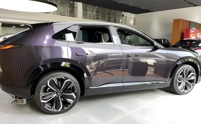 В Китае стартовали продажи электрического кроссовера Mazda EZ-60