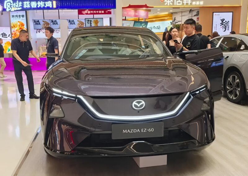 В Китае стартовали продажи электрического кроссовера Mazda EZ-60