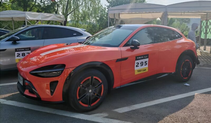 В Китае заметили Xiaomi YU7 в оранжевом цвете, который составит конкуренцию Model Y с запасом хода 835 км
