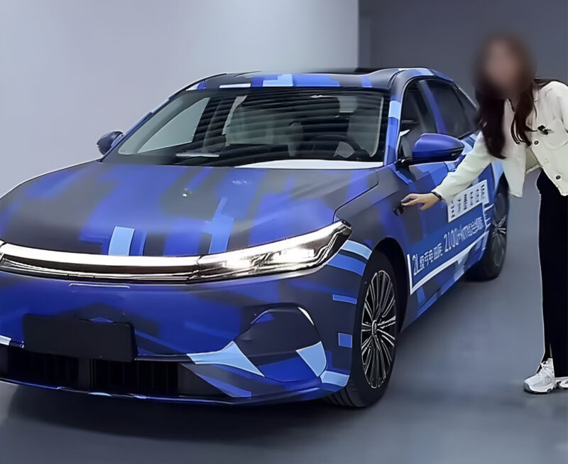 В Китае рассекречен гибридный седан Geely с запасом хода 2100 км