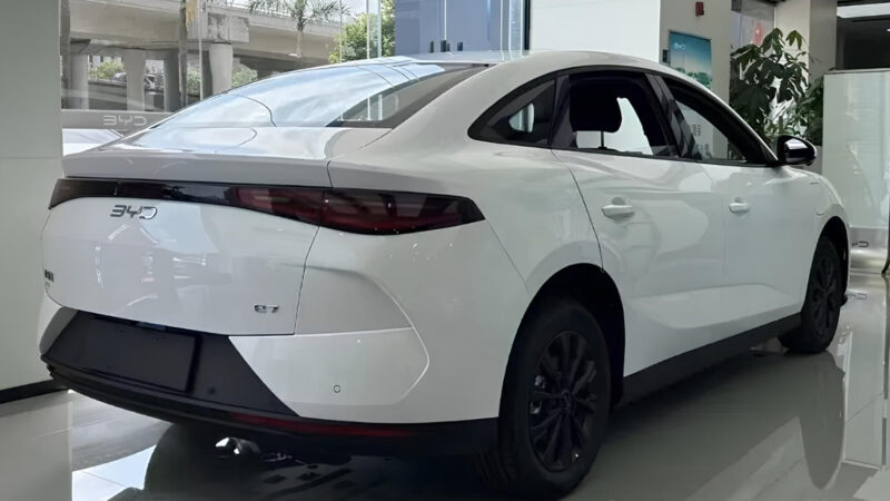 Седан Byd E7 EV достиг дилеров в Китае, раскрывая интерьер