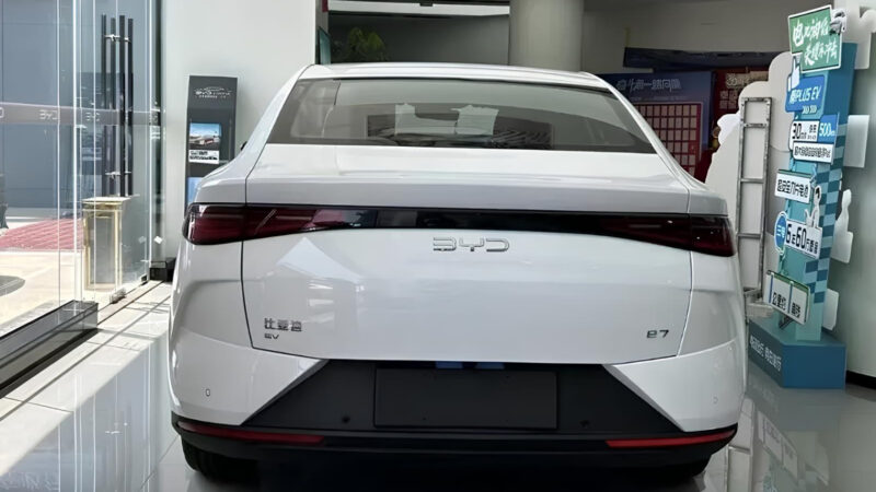 Седан Byd E7 EV достиг дилеров в Китае, раскрывая интерьер