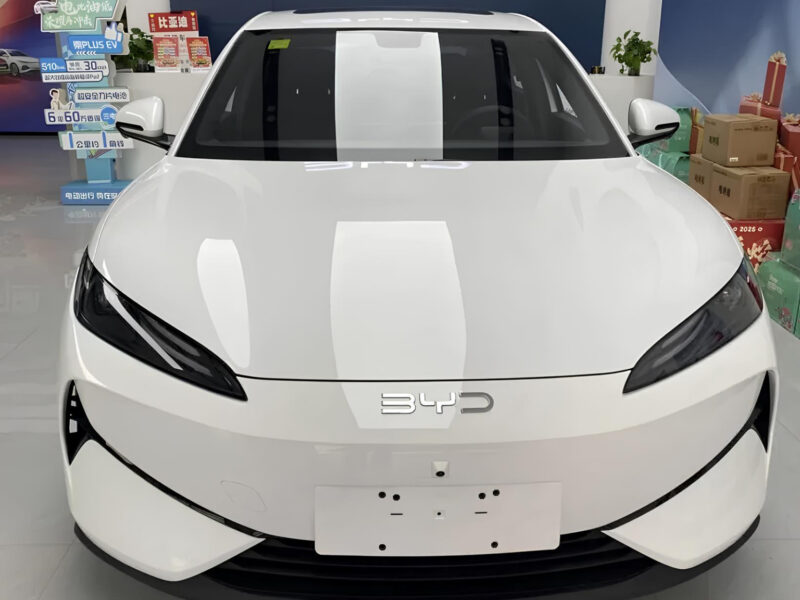 Седан Byd E7 EV достиг дилеров в Китае, раскрывая интерьер