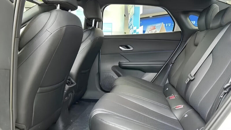 Седан Byd E7 EV достиг дилеров в Китае, раскрывая интерьер