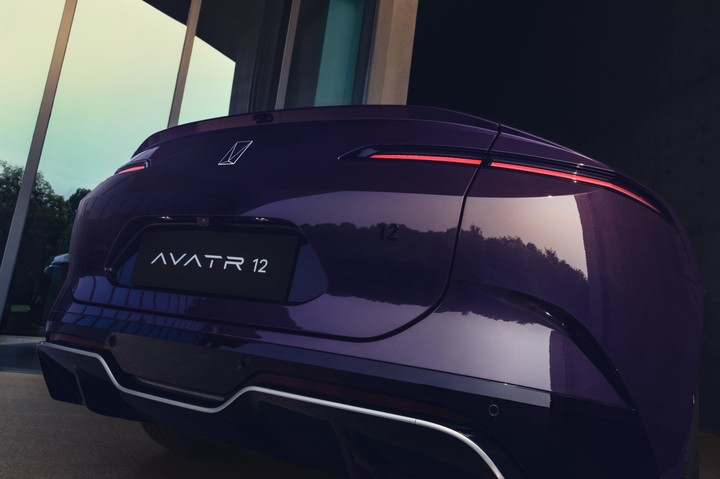 Avatr запускает обновленный 2025 Avatr 12 с "большим тройным лидаром"