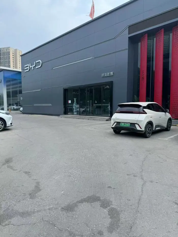 В Китае обрушилась крупная дилерская сеть BYD на востоке страны