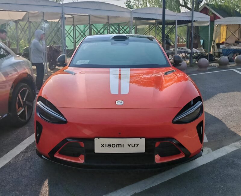 В Китае заметили Xiaomi YU7 в оранжевом цвете, который составит конкуренцию Model Y с запасом хода 835 км