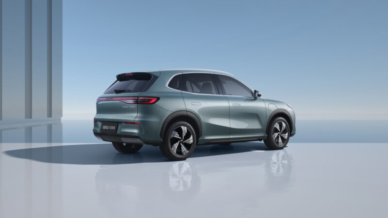 Geely войдет в Польшу с двумя кроссоверами: BEV и PHEV