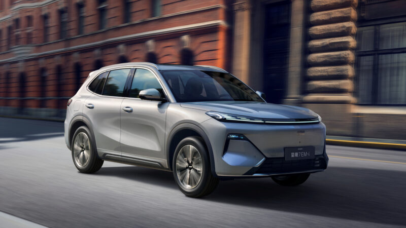 Geely войдет в Польшу с двумя кроссоверами: BEV и PHEV