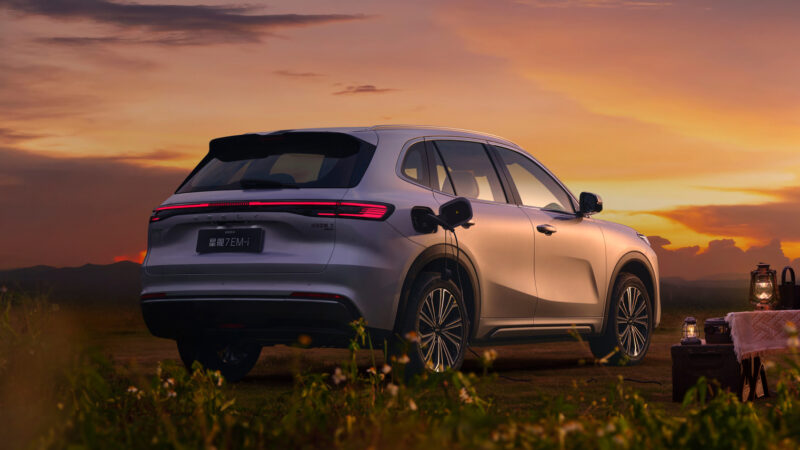 Geely войдет в Польшу с двумя кроссоверами: BEV и PHEV