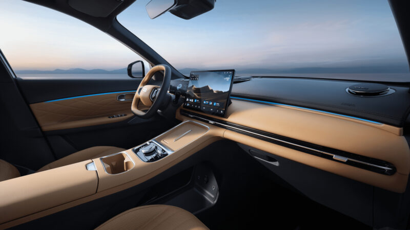 Geely войдет в Польшу с двумя кроссоверами: BEV и PHEV