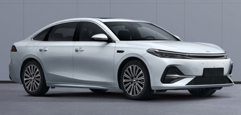 В Китае заявили о refusal от полного перехода на электромобили: председатель Geely считает, что двигатели внутреннего сгорания еще рано списывать со счетов