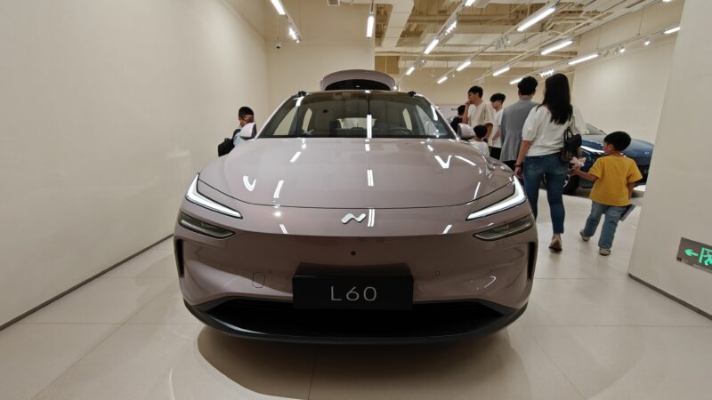 Nio консолидатирует Onvo и Firefly в крупной реструктуризации, когда компания достигает 700 000 -й доставки