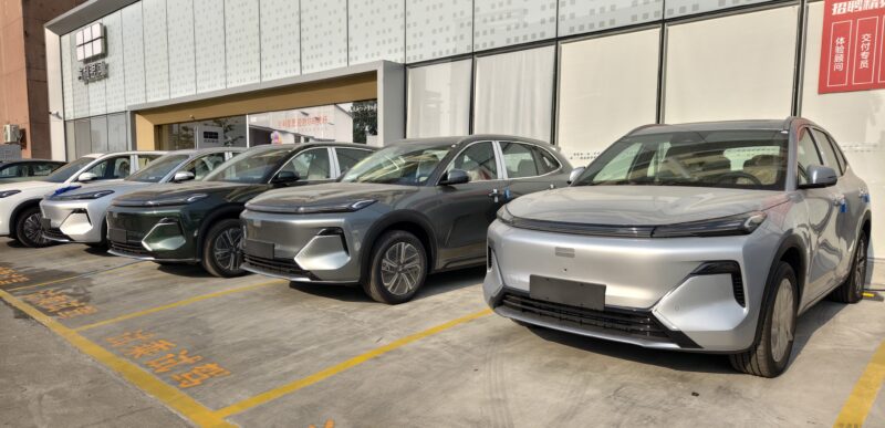 В Китае заявили о refusal от полного перехода на электромобили: председатель Geely считает, что двигатели внутреннего сгорания еще рано списывать со счетов