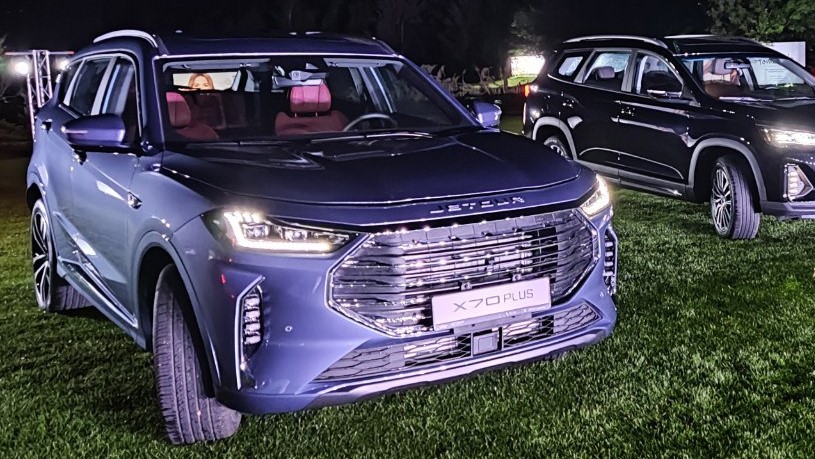 Jetour X70 Plus в Казахстане на боковой стороне передней части