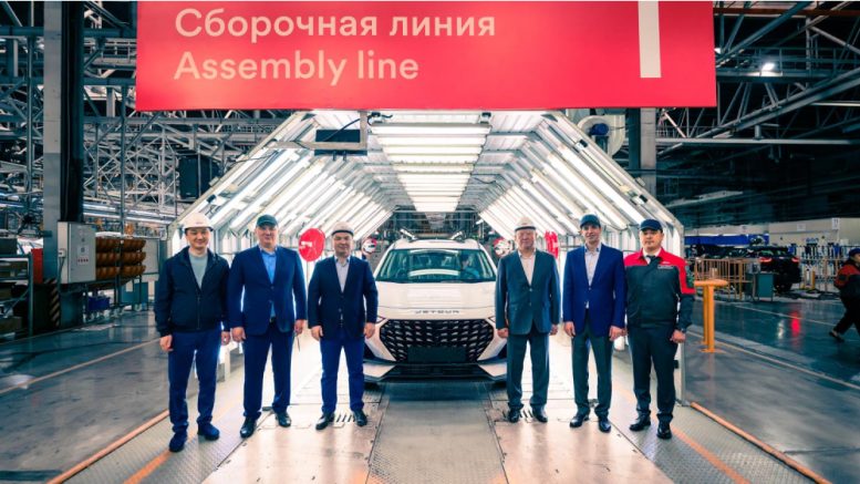 Небольшой -в Казахстане была запущена сборочная сборка. С сваркой и окрашиванием Jetour x70 Plus Allur Small Tuperve Assembly спереди белого цвета
