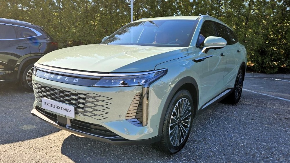 гибридный кроссовер Exeed RX сбоку спереди