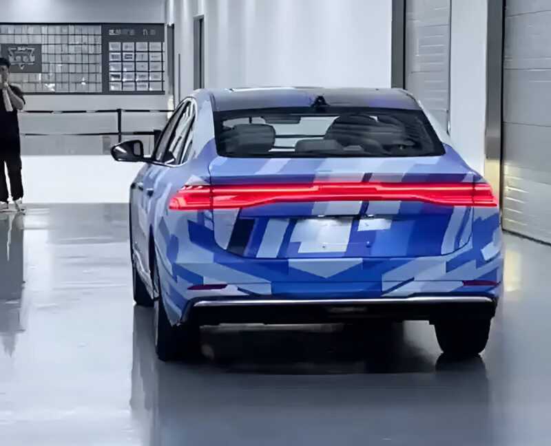 В Китае рассекречен гибридный седан Geely с запасом хода 2100 км