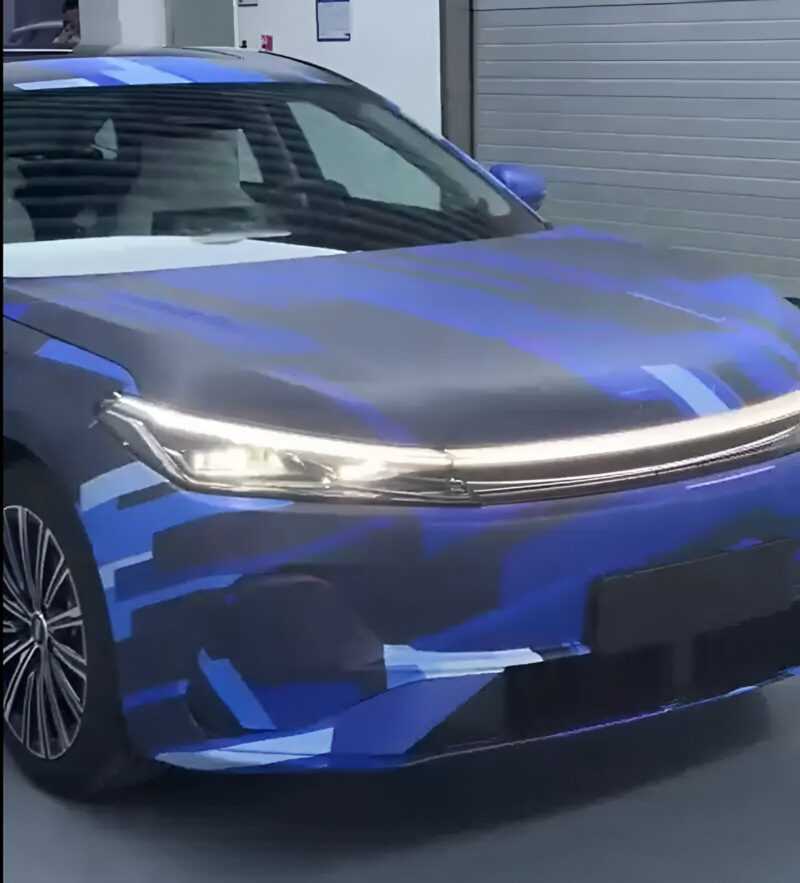 В Китае рассекречен гибридный седан Geely с запасом хода 2100 км