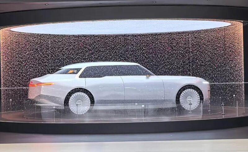 В Китае рассекретили седан Roewe M7 DMH, разработанный бывшим главой дизайна Rolls-Royce